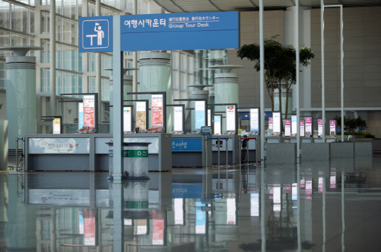 인천국제공항 출국장 여행사 카운터가 한산한 모습을 보이고 있다. <연합뉴스>