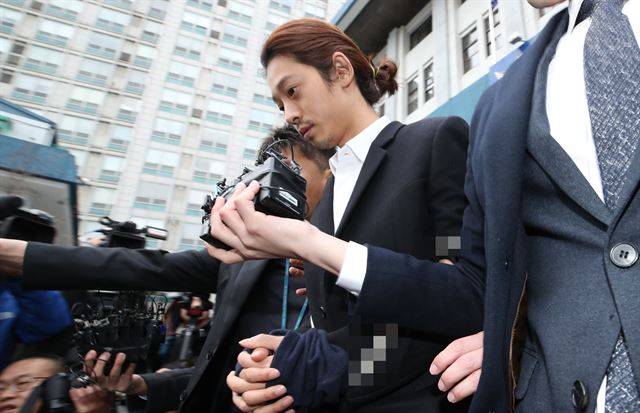 2019년 3월 성관계 동영상을 불법· 촬영 유포한 혐의로 구속된 가수 정준영이 서울 종로경찰서에서 검찰로 송치되고 있다. 연합뉴스