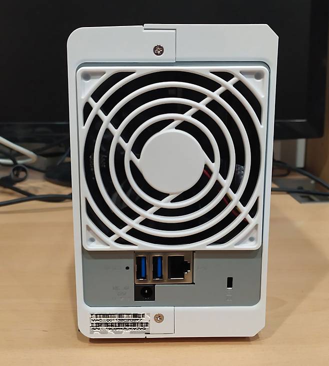 시놀로지 DS220j 후면