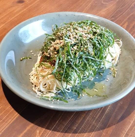 면발이 얇은 파스타 면인 카펠리니를 들기름에 무쳐내고 깻잎, 낙지젓, 참깨 등을 올려 먹는 을지로 '보석'의 '들기름 낙지젓 카펠리니.' 사진 보석