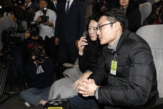 스쿨존에서 발생한 교통사고로 숨진 김민식군 엄마 박초희 씨, 아빠 김태양 씨가 지난해 12월 10일 오전 서울 여의도 국회 본회의에서 도로교통법 개정안(민식이법), 하준이법(주차장법 개정안) 통과를 지켜보고 있다. [뉴스1]