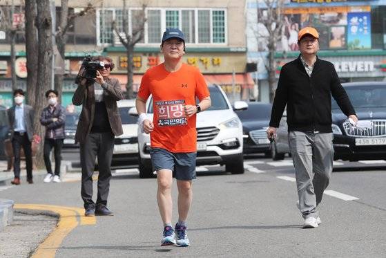 국민의당 안철수 대표가 전날인 1일 오후 전남 여수시 이순신광장에서 국토 400km 종주를 시작하며 달리고 있다. 연합뉴스