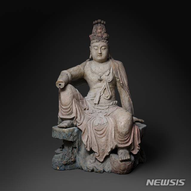 [서울=뉴시스] 명나라 시대 목조 수월관음상, 1368-1644년, 중국, 목재, 230x138x121cm. 사진=바라캇서울갤러리 제공.2020.4.02. photo@newsis.com