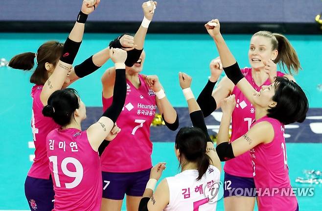 '이겼다' 2월 20일 인천 계양체육관에서 열린 여자프로배구 인천 흥국생명 핑크스파이더스와 대전 KGC인삼공사 프로배구단의 경기. 세트스코어 3-1로 승리한 흥국생명 선수들이 기뻐하고 있다. [연합뉴스 자료사진]