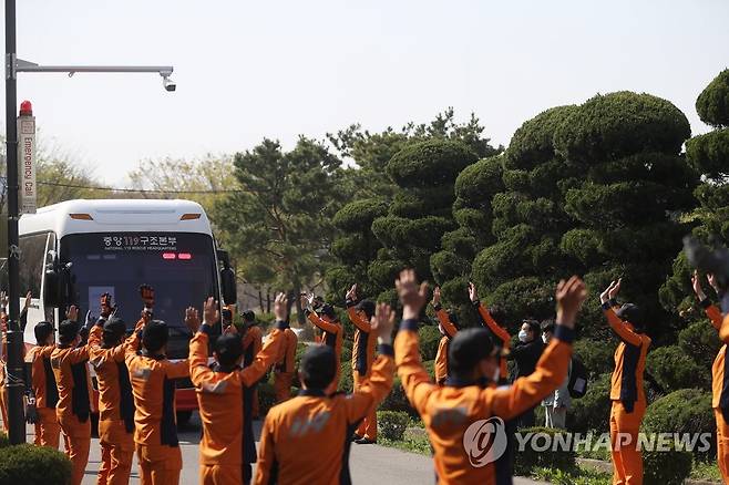 임무 마치고 복귀하는 구급차들 (대구=연합뉴스) 신준희 기자 = 신종 코로나바이러스 감염증(코로나19) 확진 환자 이송을 위해 다른 지역에서 지원된 119구급차와 구급대원들이 2일 오전 동원령이 해제됨에 따라 각 지역으로 복귀하며 대구 지역 소방대원들과 인사하고 있다. 2020.4.2 hama@yna.co.kr