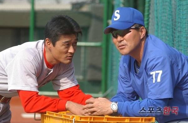 77번을 달고 삼성 코치로 있던 시절에 이종범과 이야기를 나누던 김종모. 스포츠코리아 제공.