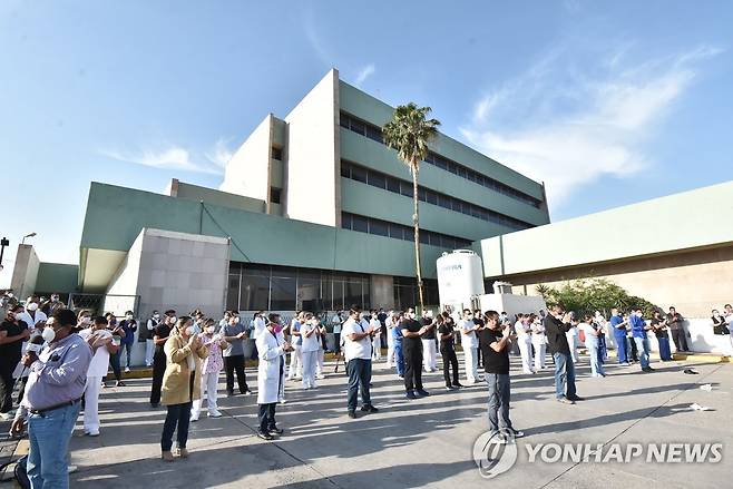 장비 부족 항의하며 시위하는 멕시코 의료진 [EPA=연합뉴스]
