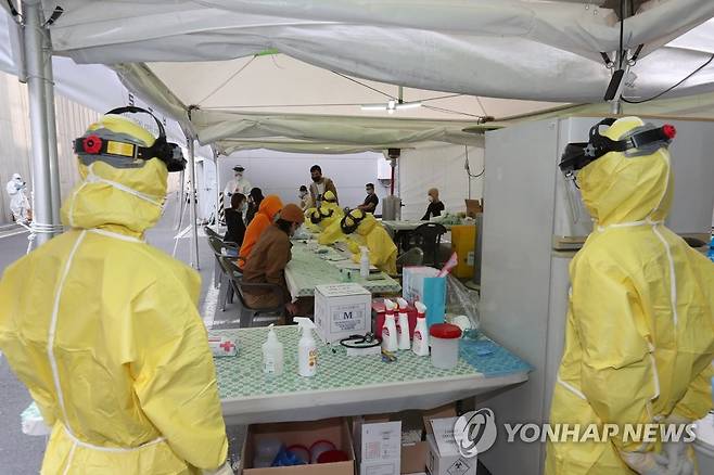 해외 입국자 울산역 선별진료소 1일 KTX 울산역에 설치된 해외 입국자를 위한 선별진료소에서 검체 채취 등 검사가 이뤄지고 있다.    [울산시 제공. 재판매 및 DB 금지]