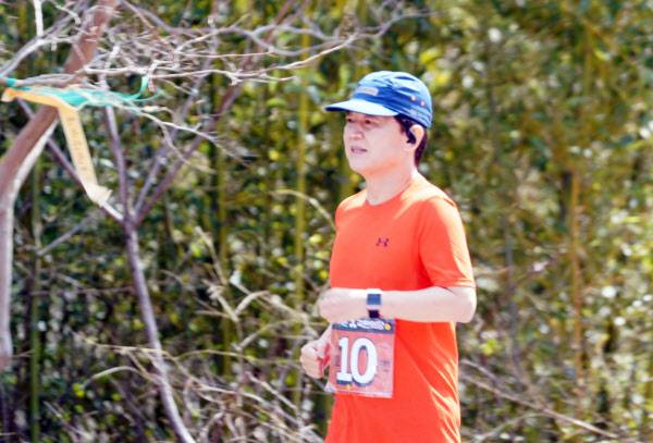 4·15 총선을 앞두고 국토 종주를 시작한 국민의당 안철수 대표가 3일 오전 전남 광양시에서 구례군을 향하는 국도를 달리고 있다./연합뉴스