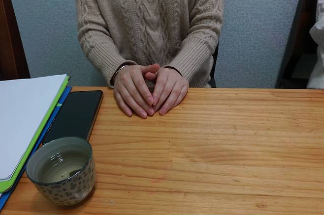 지난달 21일 충남 당진의 모처에서 만난 ‘한강 몸통 사건’ 피해자의 아내 우모씨는 남편을 잃고 유산했으며 갑상선암에 걸렸다고 털어놓았다.  전현진 기자