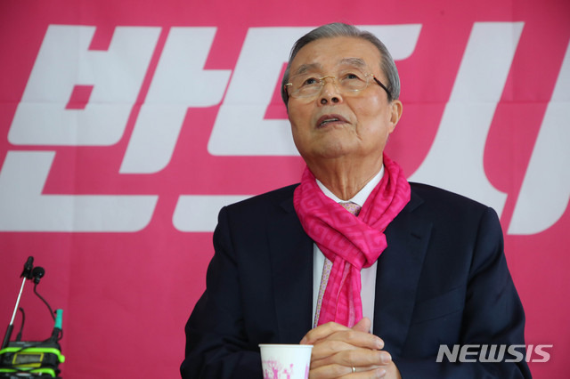 [인천=뉴시스] 장세영 기자 = 김종인 미래통합당 총괄선대위원장이 지난 3일 인천 서구갑 후보 사무실에 방문해 격려사를 하고 있다.  2020.04.03. photothink@newsis.com