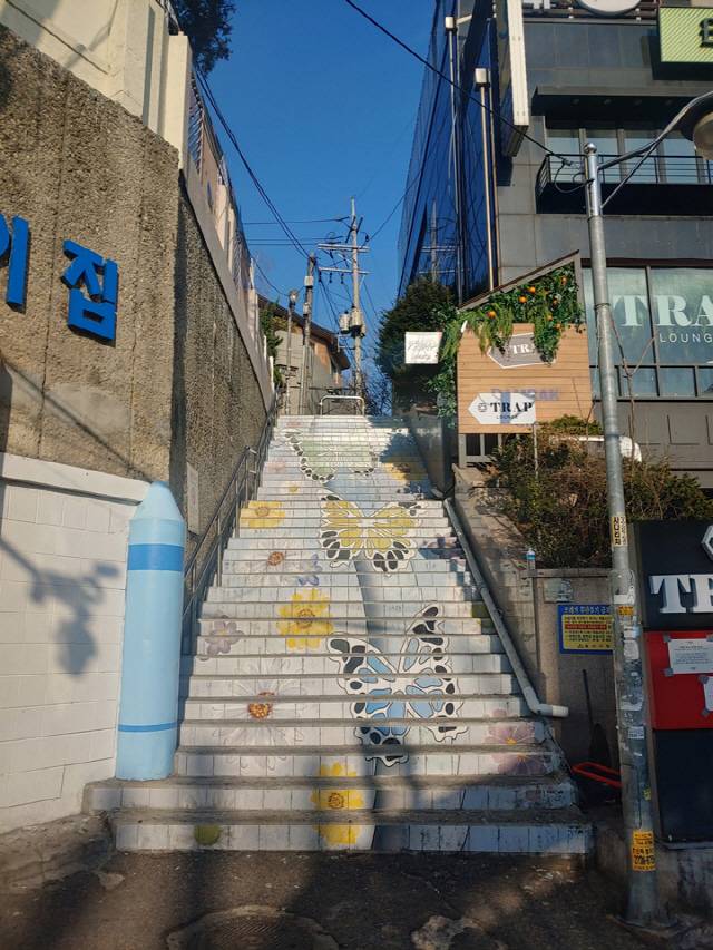 경사지가 많은 이태원과 한남동 일대에는 유난히 계단이 많다. /사진=고병기기자