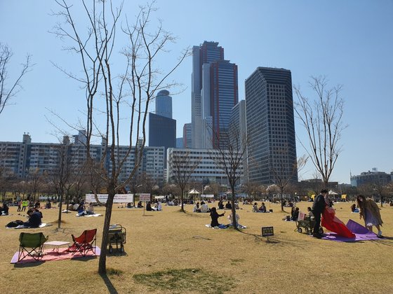 5일 오후 여의도 한강공원에서 시민들이 돗자리를 펴고 앉아 봄을 즐기고 있다. 이후연 기자