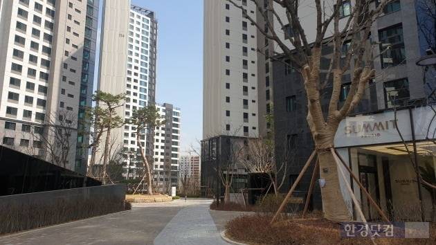 '과천 푸르지오 써밋' 단지 전경. 작년 7월 후분양됐으며, 이달부터 입주를 진행중이다. (사진 김하나 기자)