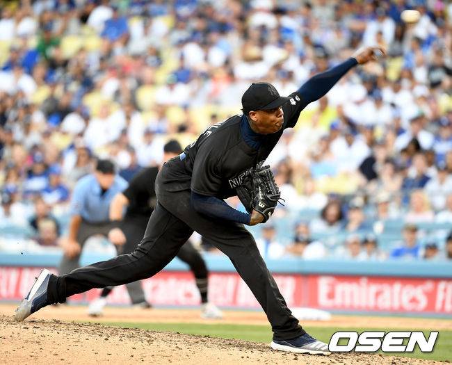 [OSEN=LA(미국 캘리포니아주), 최규한 기자]9회말 마운드에 오른 양키스 투수 아롤디스 채프먼이 힘차게 공을 뿌리고 있다. /dreamer@osen.co.kr