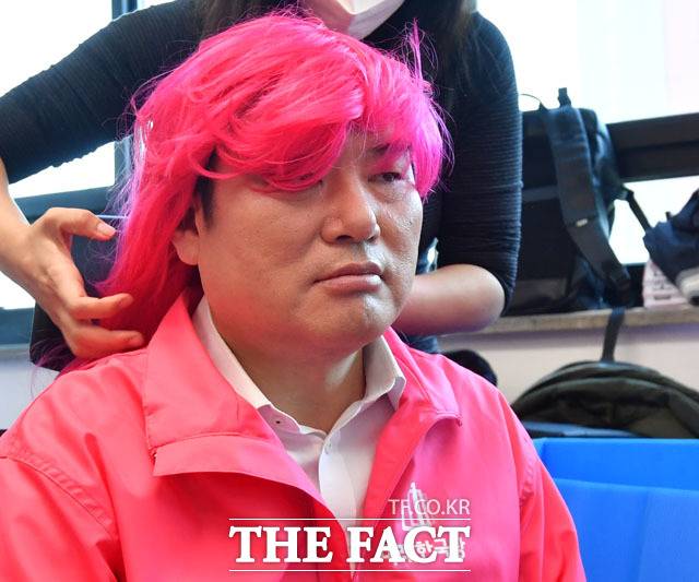 '핑크 황소... 잘 되고 있나요?'