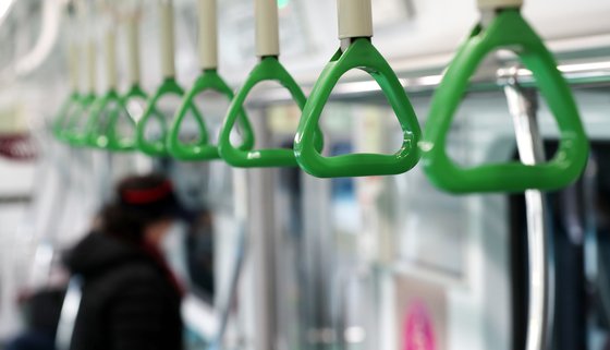 지난달 4일 오후 서울지하철 2호선 열차 안의 모습. 손잡이를 잡은 사람이 아무도 없다. 뉴스1