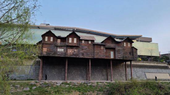 서울 마장동에 위치한 청계천박물관을 배경으로 '판자집체험관' 모습이다. '민속마을 집'처럼 보이나 더할 수 없이 열악한 환경이었다.