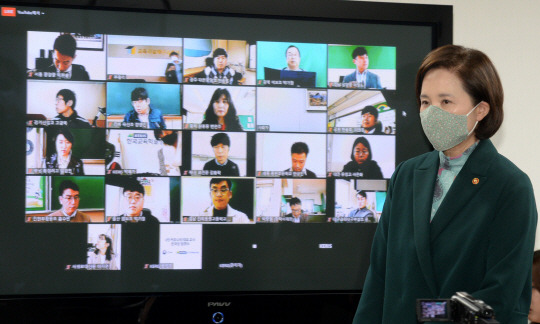 원격교사 임명 : 유은혜 부총리 겸 교육부 장관이 6일 오전 서울 영등포구 교육시설재난공제회에서 화상프로그램 ‘줌(Zoom)’을 이용해 17개 시·도 학교별 대표 교사  등과 온라인으로 원격수업 지원을 위한 ‘1만 커뮤니티  임명식’을 진행하고 있다. 곽성호 기자