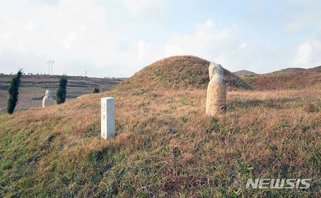 [서울=뉴시스] 2019년 촬영된 개성시 고남리에 있는 고려 20대 신종(神宗)의 무덤인 양릉(陽陵)의 동쪽 측면 전경. 주변이 밭으로 변해 있다. (사진=평화경제연구소 제공) 2020.04.04. photo@newsis.com