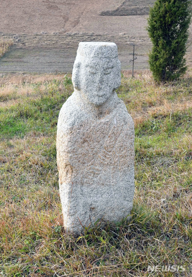 [서울=뉴시스] 개성시 고남리에 있는 고려 20대 신종(神宗)의 무덤인 양릉(陽陵)에 남아 있는 문인석. (사진=평화경제연구소 제공) 2020.04.04. photo@newsis.com