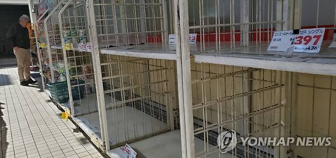 2020년 2월 28일 일본 도쿄도(東京都)에 있는 한 드럭스토어의 화장지 판매대가 비어 있다. 신종 코로나바이러스 감염증(코로나19)이 확산해 마스크, 소독용 알코올 등이 품귀 현상을 보이는 가운데 화장지를 사재기하는 이들이 이날 곳곳에서 목격됐다.  [연합뉴스 자료사진]