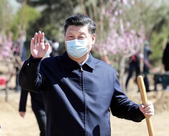 시진핑 중국 국가주석이 지난 3일(현지시각) 베이징 다싱구에서 열린 식수 행사에서 마스크를 쓰고 손을 흔드는 모습. /연합뉴스