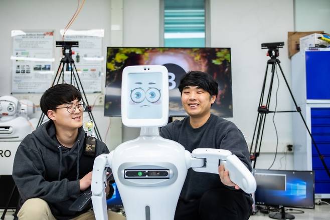 김문상 GIST 헬스케어로봇센터장 연구팀 연구자들이 자폐스펙트럼증후군 어린이를 위한 놀이 치료 로봇과 함께 자세를 취했다. 인공지능(AI)기술과 로보틱스가 결합한 로봇은 최근 다양한 질병을 보다 환자 친화적으로 치료할 대안으로 주목 받고 있다. 동아사이언스 제공