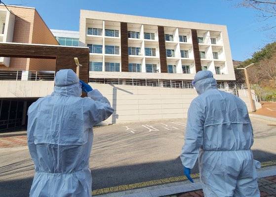 2일 오후 부산 코로나19 자가격리자 임시시설인 금곡동 부산시인재개발원 생활관 모습. 연합뉴스