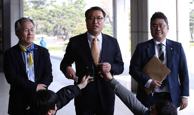 열린민주당 비례대표인  최강욱, 황희석, 조대진 후보(왼쪽부터)가 7일 오후 서울 서초구 서울중앙지방검찰청을 찾아 윤석열 검찰총장의 장모 최모 씨와 윤 총장의 부인 김건희 씨에 대한 고발장을 접수하기 앞서 입장을 밝히고 있다. 연합뉴스