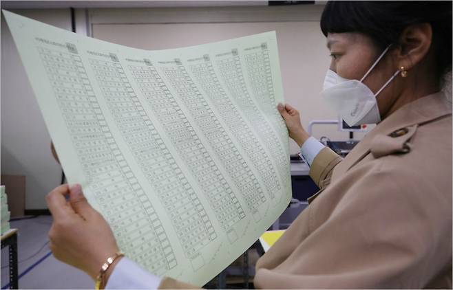 투표 용지 살펴보는 선관위 관계자 (사진=연합뉴스 제공)