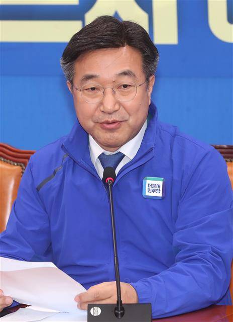 윤호중 더불어민주당 사무총장이 7일 오전 서울 여의도 국회에서 열린 현안점검회의에서 모두발언을 하고 있다. 2020.4.7 뉴스1