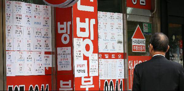 서울 강남의 한 공인중개업소에 매물 전단지들이 붙어있다./조선DB