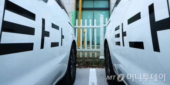 렌터카 기반 호출서비스 '타다'가 존폐의 기로에 섰다.&nbsp;2019년 2월, 서울개인택시조합의 고발을 시작으로 택시업계의 대규모 집회와 택시기사 분신 사망, 박홍근 더불어민주당 의원의 여객자동차운수사업법 개정안(일명 타다금지법) 발의, 이재웅·박재욱 대표 각각 징역 1년 구형 등 험로를 지나 서울중앙지법의 무죄판결을 받으며 회생하는 듯 했지만, 수정안이 국회 법사위를 통과하며 사실상 입법부의 '사형선고'를 받게 됐다.타다금지법 수정안은 타다의 운행 방식인 렌터카 기반의 사업 모델을 허용하는 대신 일정액의 기여금을 내야 택시 총량 내에서 플랫폼운송면허를 부여한다는 내용이 포함됐지만,&nbsp;'11인승 이상 15인승 승합차'를 통한 영업을 '대여시간이 6시간 이상이거나 대여·반납 장소를 공항이나 항만'으로 제한하는 핵심내용은 유지됐다.타다측은 결국 베이직 서비스 중단을 발표했고, 국회 본회의 표결만을 기다리고 있다. / 사진=김휘선 기자 hwijpg@