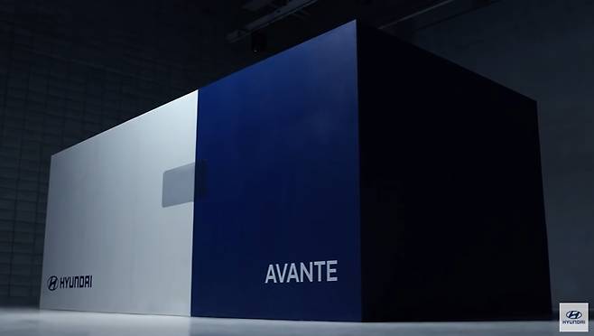 현대차 '올 뉴 아반떼' 언박싱 모습. /사진=현대차 유튜브 캡처