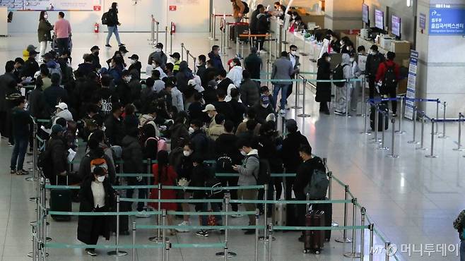 지난달 8일 오전 인천국제공항 제1여객터미널 내 법무부 출입국·외국인청 앞에서 코로나19 확산으로 국내에서 체류중이던 불법 체류자들이 본국으로 돌아가기 위해 긴 줄을 서고 있다./사진=이기범 기자 leekb@
