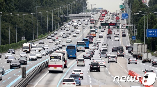 고속도로에서 차량들이 달리는 모습.©뉴스1