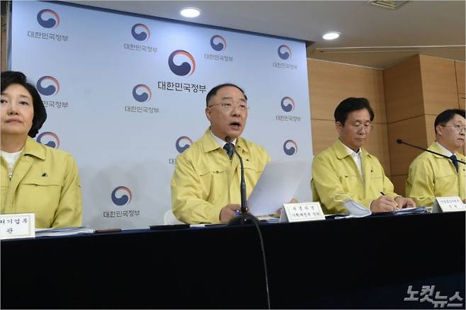 홍남기 경제부총리 겸 기획재정부 장관이 8일 정부서울청사에서 ‘제4차 비상경제회의 결과를 발표하고 있다. 왼쪽부터 박영선 중소벤처기업부 장관, 홍남기 부총리, 성윤모 산업통상자원부 장관, 김현준 국세청장(사진=기재부 제공)