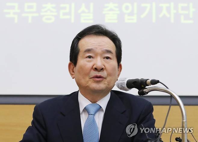 기자 간담회하는 정세균 국무총리 (세종=연합뉴스) 김주형 기자 = 정세균 국무총리가 8일 오전 세종시 정부세종청사에서 열린 출입기자단 간담회에서 인사말하고 있다. 2020.4.8 kjhpress@yna.co.kr
