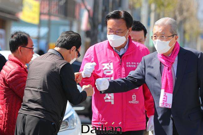 김종인 미래통합당 총괄선대위원장과 정진석 공주부여청양 후보가 지난 8일 오후 공주시 공주종합버스터미널 앞에서 열린 선거유세에서 주민들에게 인사하고 있다(자료사진). ⓒ데일리안 박항구 기자