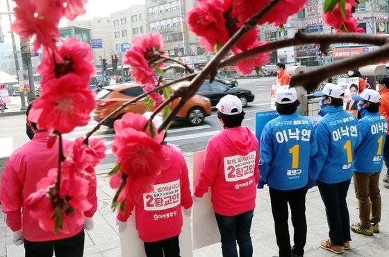 이낙연 더불어민주당 종로구 후보 선거운동원들과 황교안 미래통합당 후보 운동원들이 3일 서울 종로구 동묘역앞에서 출근길 인사를 하고 있다. [뉴스1]