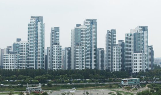 3.3㎡당 1억원대에 거래된던 서울 서초구 반포동 아크로리버파크도 급매물이 속출하고 있다. [중앙포토]