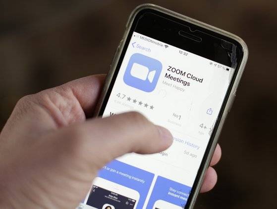 신종 코로나바이러스 감염증(코로나19)으로 재택근무과 온라인 강의 등 비대면 문화가 확산되면서 줌 사용자가 급증하고 있다. [EPA=연합뉴스]