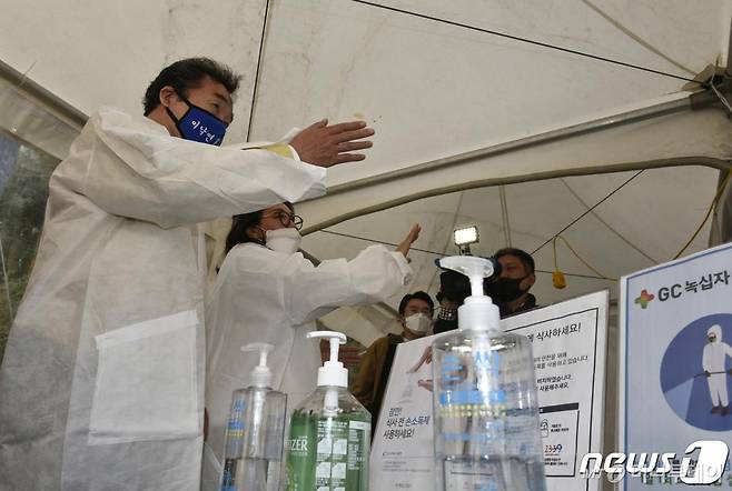 (용인=뉴스1) 박세연 기자 = 이낙연 더불어민주당 코로나19 국난극복위원장이 1일 오후 경기도 용인시 GC녹십자의료재단 본사를 둘러보고 있다. 2020.4.1/뉴스1