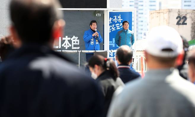 지난 5일 오후 서울 종로에 출마한 이낙연 더불어민주당 후보가 무악동의 한 아파트 단지 앞에서 유세 차량에 올라 발언하고 있다. [연합뉴스]