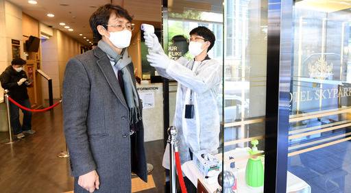 임시생활시설 발열 검사 9일 서울 중구 명동 호텔 스카이파크2호점에서 출입자들이 발열 검사를 하고 있다. 중구는 서울시에서는 처음으로 해외입국 자가격리자를 위한 임시 생활시설로 관내 호텔 1곳을 지정해 운영에 들어갔다. 가족 간 전파를 우려한 개별격리 수요가 급증함에 따라 지낼 곳이 마땅치 않은 해외 입국 주민을 위해서 구가 직접 나서 임시 생활시설을 마련했다. 이제원 기자