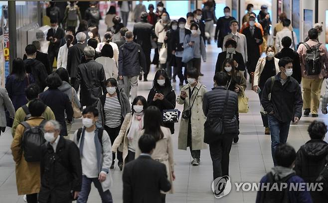 일본 도쿄 시부야 터미널역을 오가는 시민들 [EPA=연합뉴스]