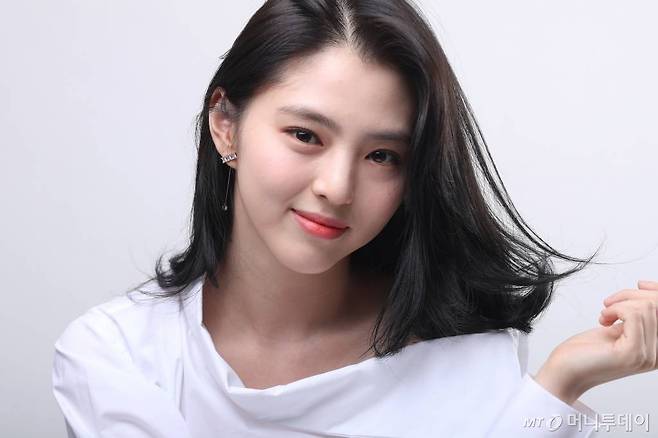 배우 한소희가 때아닌 사생활 논란에 휩싸였다. 현재 JTBC 금토드라마 '부부의 세계'에서 불륜의 중심인 여다경 역을 맡아 인기를 끌고 있는 한소희가 과거 SNS에 게재한 담배, 문신 사진이 온라인상에 퍼지며 뭇매를 맞고 있다.이는 시청률 14%를 기록하며 인기리에 방영 중인 '부부의 세계'의 반증으로 풀이된다. 네티즌들은 그간 보지 못했던 한소희의 모습에 갑론을박을 펼쳤다. "이런 과거가 있었냐"고 놀라는 반응이 있는가 하면, "개인의 자유"라며 문제 될 게 없다는 반응으로 양분됐다.때아닌 논란을 연기력으로 잠재울 수 있을지 귀추가 주목된다. 과거 사진으로 세간의 중심이 된 한소희의 사진을 모아봤다. / 사진=김창현 기자 chmt@