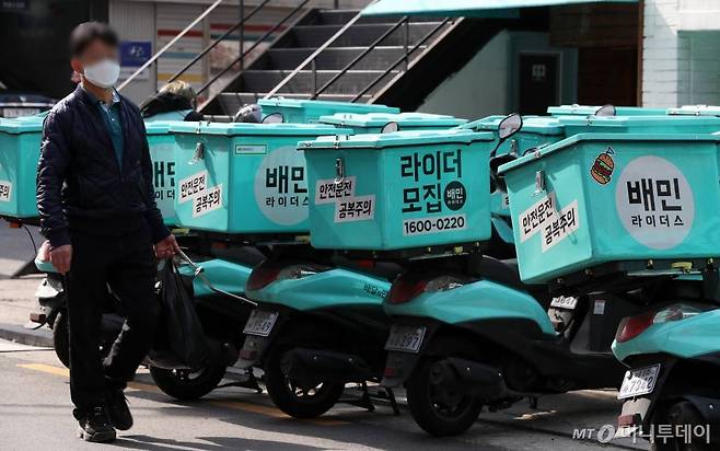 6일 서울 마포구 배민라이더스 중부지사에 배달 오토바이가 줄지어 서있다. /사진=이기범 기자