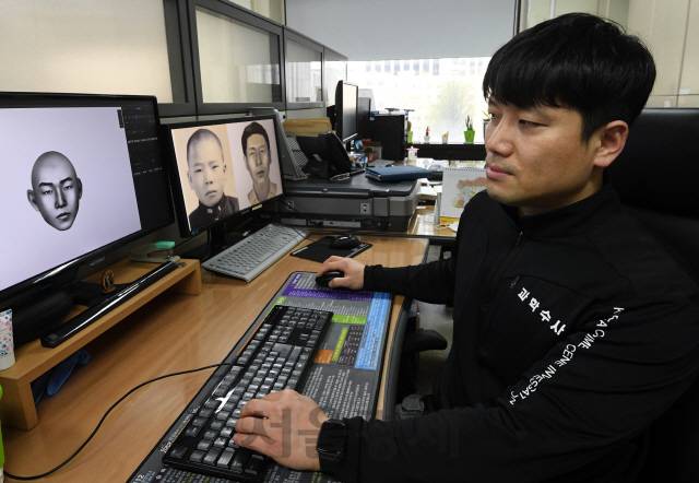 서울지방경찰청 과학수사대 소속 황성용 경사가 지난 6일 서울 서대문구 경찰청에서 몽타주 제작을 시연하고 있다./성형주기자